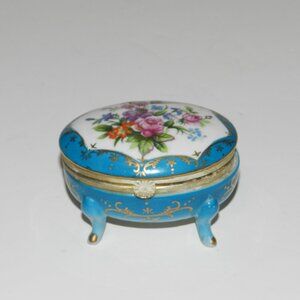 Antique porcelain jewelry box decorated with flowers and hand-painted Gikt